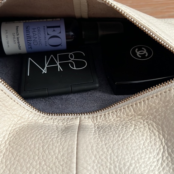 GAP Leather Two-Tone Wristlet Handbag Pouch - Navy and Cream - Picture 11 of 15